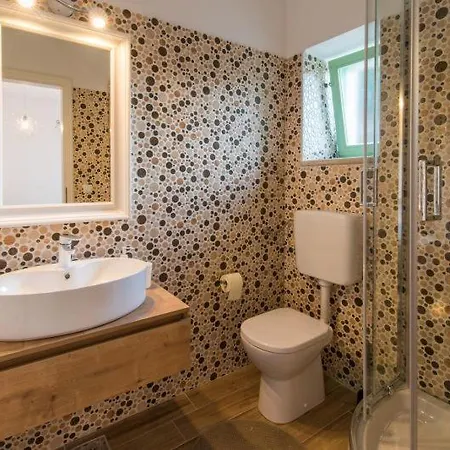 Dom wakacyjny Viletta With Pool, Waterfall, Privacy, Large Garden - By Traveler Tourist Agency Krk - Id 2212