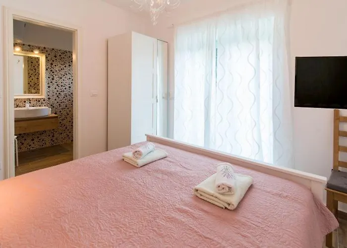 Viletta With Pool, Waterfall, Privacy, Large Garden - By Traveler Tourist Agency Krk - Id 2212 בית נופש *