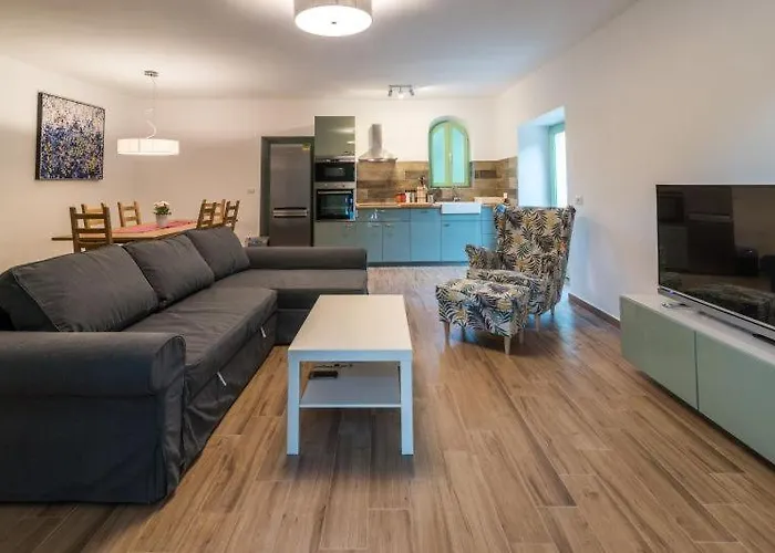 Viletta With Pool, Waterfall, Privacy, Large Garden - By Traveler Tourist Agency Krk - Id 2212 בית נופש *