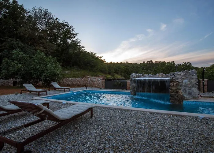 Viletta With Pool, Waterfall, Privacy, Large Garden - By Traveler Tourist Agency Krk - Id 2212 בית נופש *
